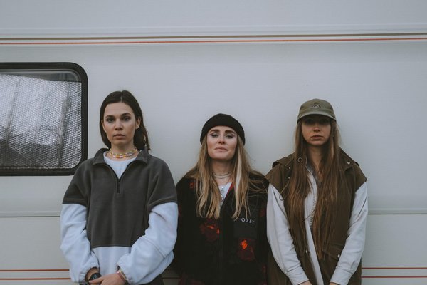 Comment marier des accessoires en acier inoxydable avec des tenues de couleur chaude?