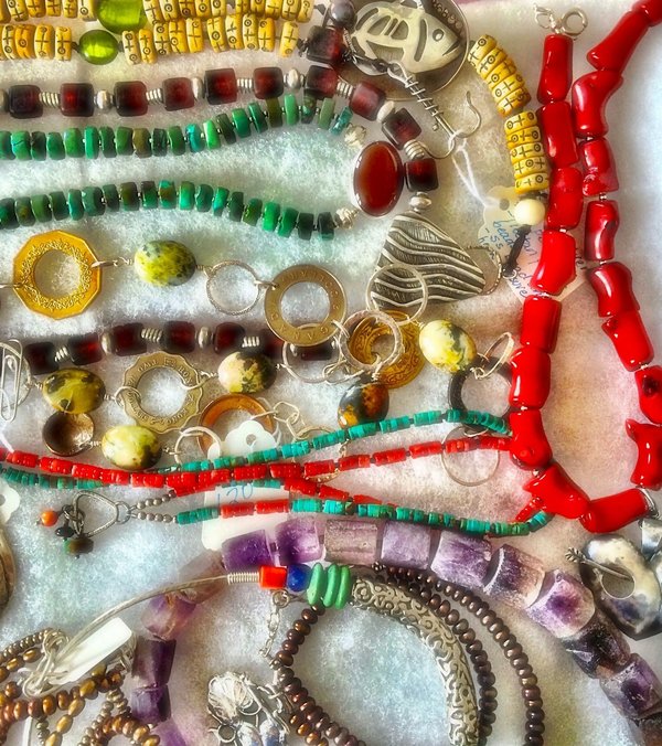 Quels types de bijoux en nacre sont les plus adaptés pour une tenue de plage glamour?